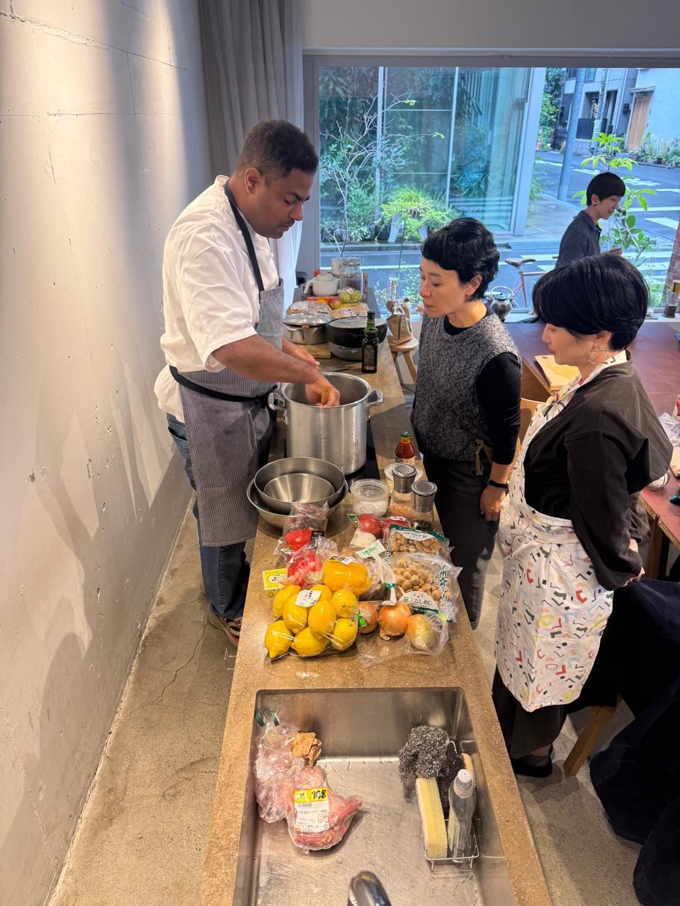 Thiago das Chagas cozinhando durante projeto cultural no Japão