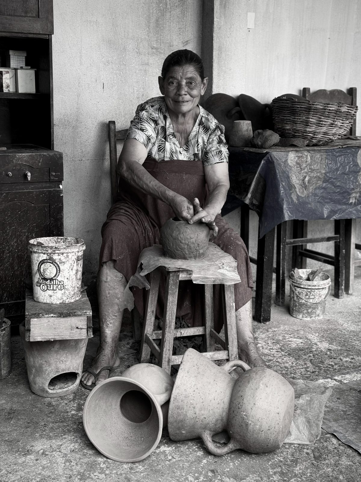 Dona Chinininha moldando argila tradicional em olaria de Feira Nova, PE