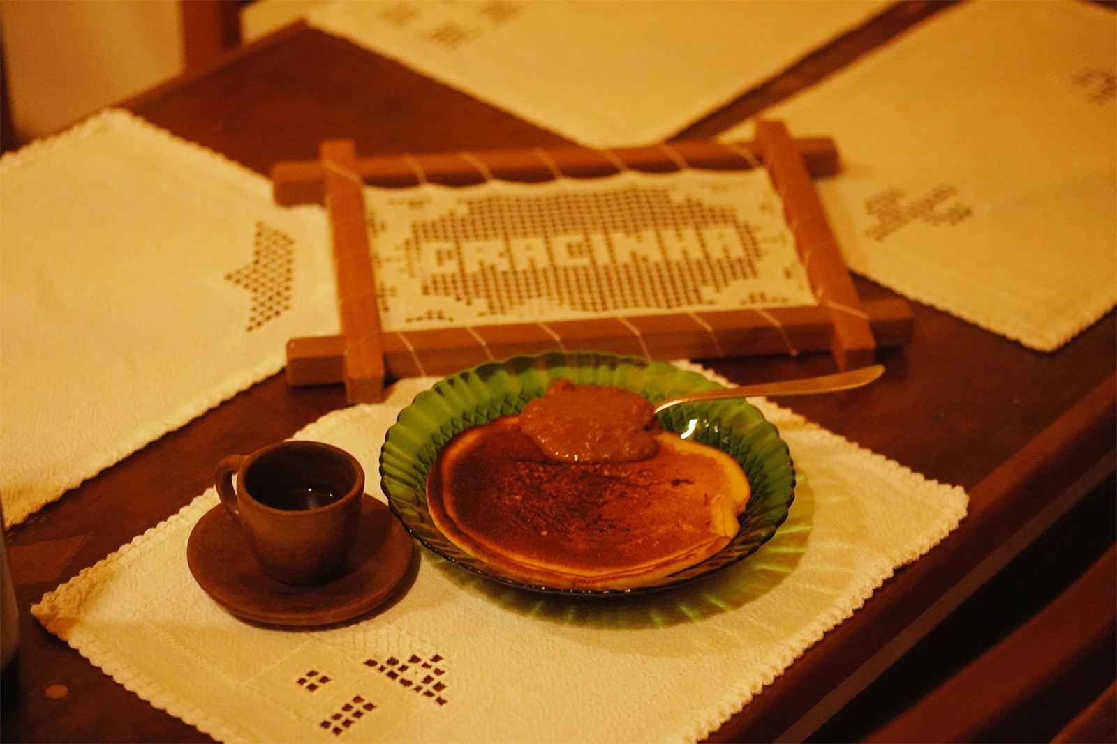 Mesa posta com toalha bordada Gracinha, café coado e doce da casa