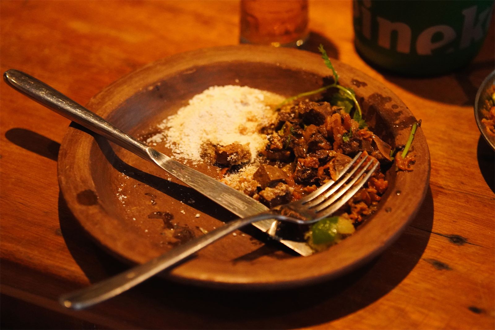 Prato de carne de sol com farofa servido no Gracinha