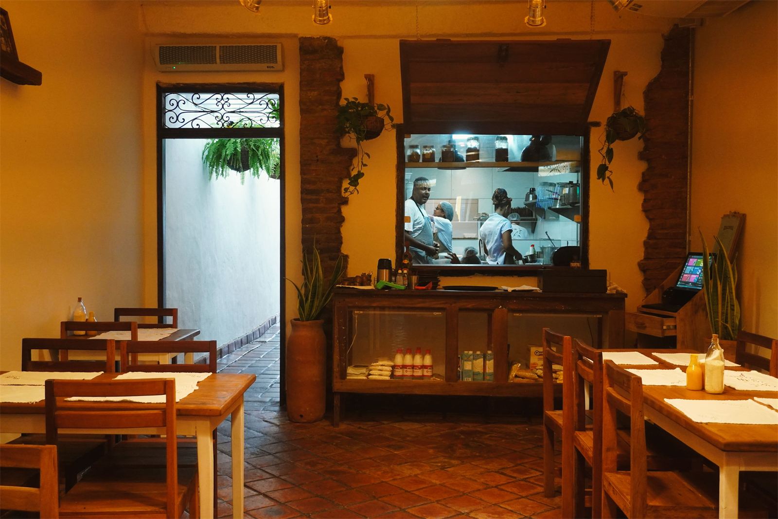 Salão do restaurante Gracinha com vista para a cozinha aberta, em Olinda