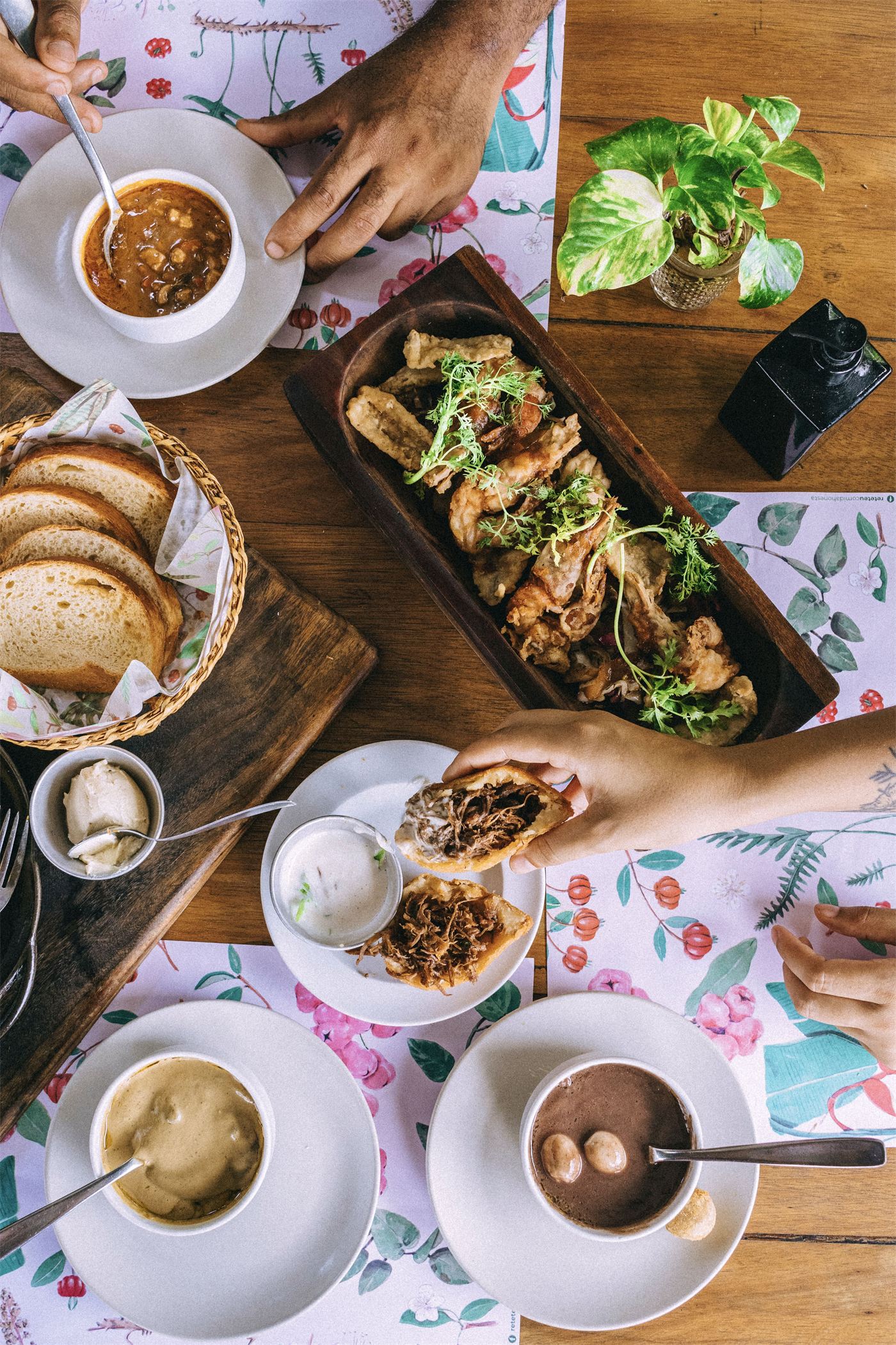Mesa farta do restaurante Reteteu Comida Honesta, do chef Thiago das Chagas, no Recife